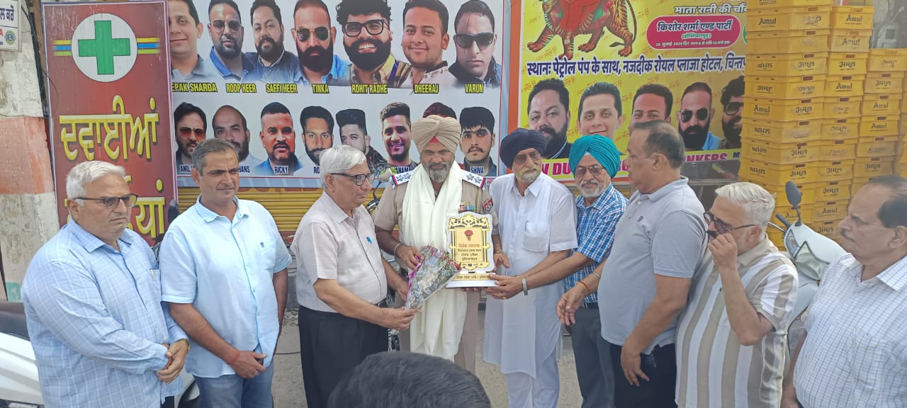 सवेरा संस्था द्वारा यातायात प्रभारी इंस्पेक्टर सुभाष भगत को सम्मानित किया गया।